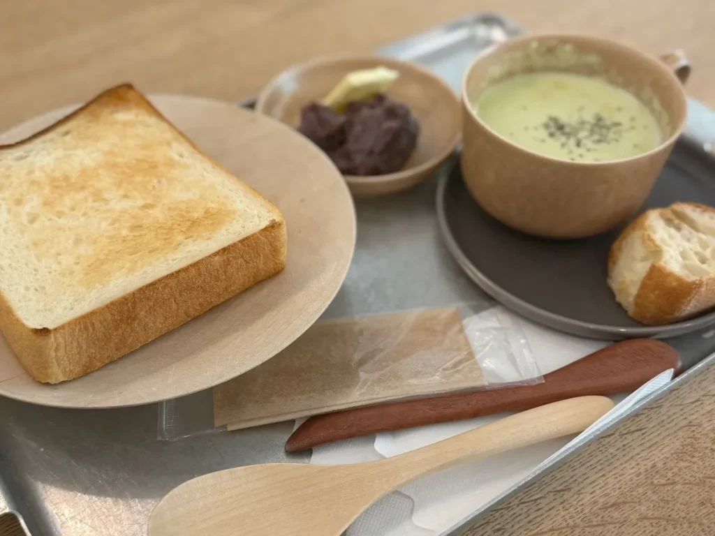 三角屋根 パンとコーヒー